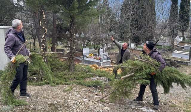 Kabristan’da bahar temizliği gerçekleştirildi