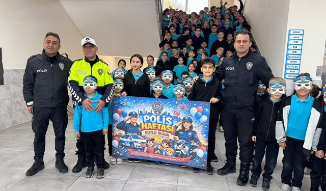 Öğrencilerden okul polislerine 'Polis Haftası' sürprizi
