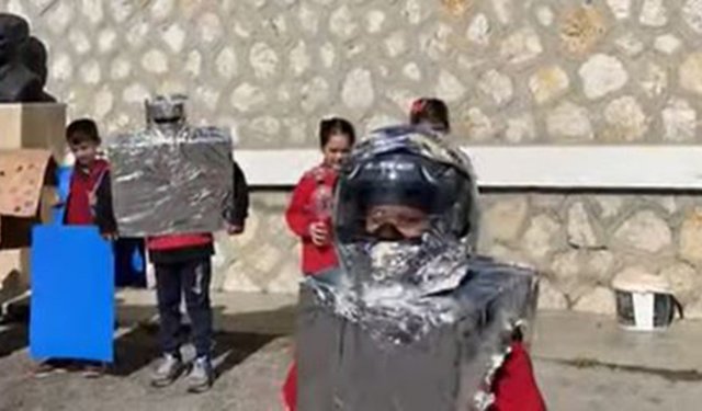 Öğrencilerden geri dönüşümle kostüm tasarımı