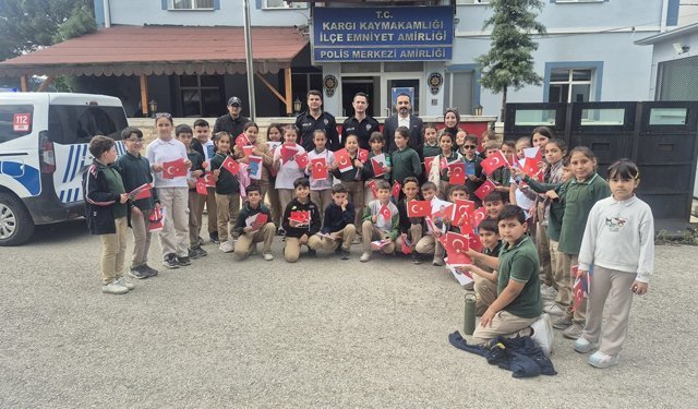 Kargılı öğrencilerden jandarma ve emniyete ziyaret
