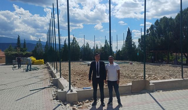 Kargı'da yapımı devam eden halı sahalar incelendi