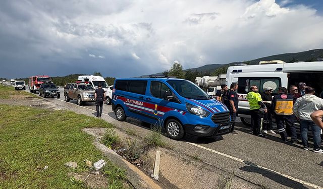 Kamyonun çarptığı minibüsteki 5 kişi yaralandı