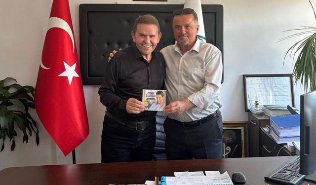 Sanatçı Orhan Canayakın, Başkan Dereli’ye yeni albümünü hediye etti