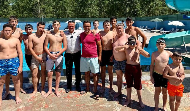 Başkan Dereli, çocukların havuz keyfine ortak oldu