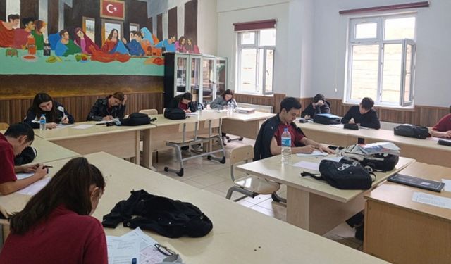 Öğrenciler YKS’ye MEBİ ile hazırlanıyor
