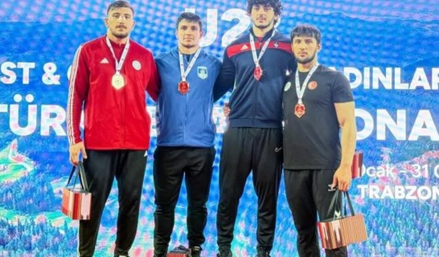 Kargılı güreşçi Muhittin Emre Helvacı Türkiye Şampiyonu oldu