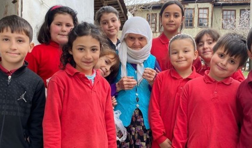 Minik öğrenciler yaşlılarla gönül köprüsü kurdu