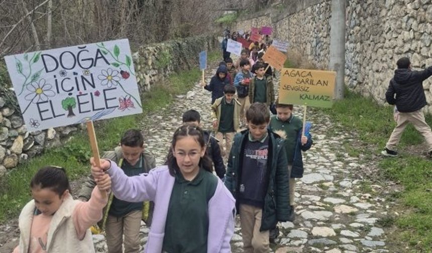 Öğrencilerden orman için farkındalık yürüyüşü