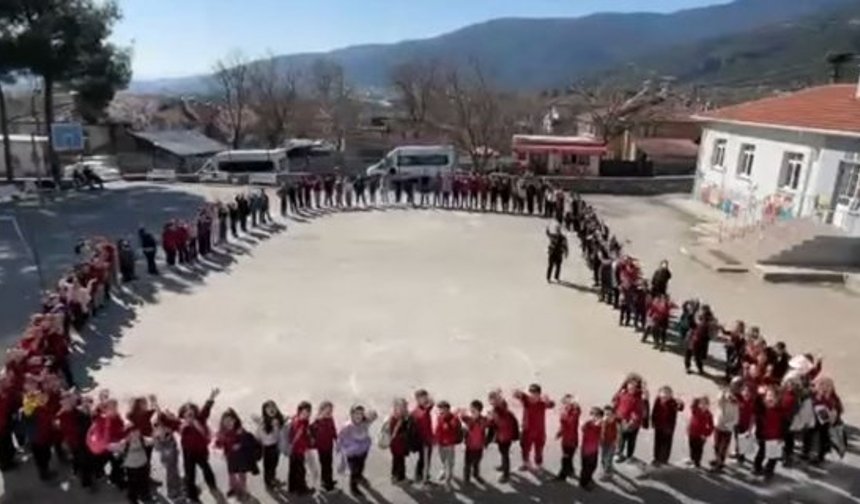 Yunus Emre İlkokulu/Ortaokulu’nda bayramlaşma sevinci