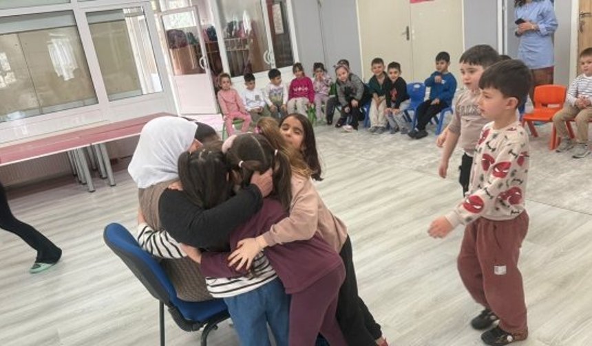 Zeynep Teyze anlattı, minikler hayranlıkla dinledi