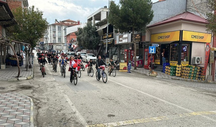 Kargı’da öğrenciler 23 Nisan için pedal çevirdi