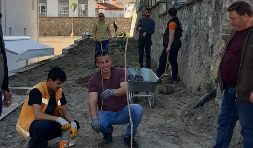 Kargı’da okul bahçesine peyzaj desteği