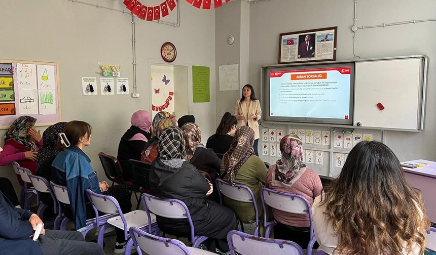 “Güvenli Adımlar” Projesi kapsamında velilere eğitim verildi