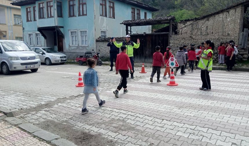 Kargı’da öğrencilere “Trafik Dedektifleri” eğitimi verildi