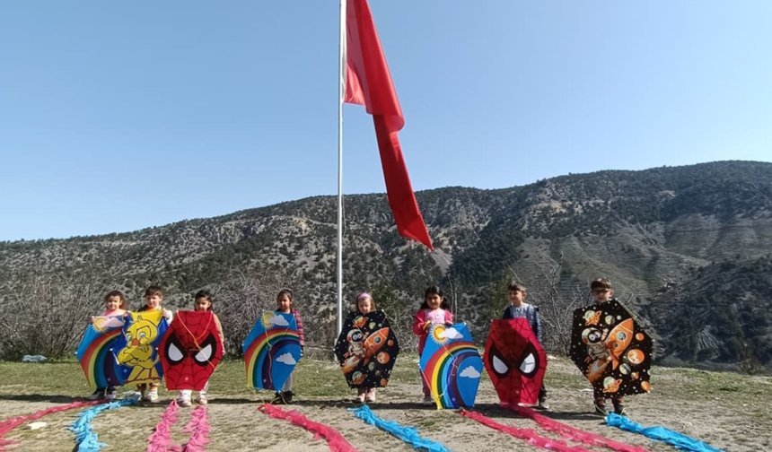 Kargı’da minik öğrencilerden uçurtma şenliği
