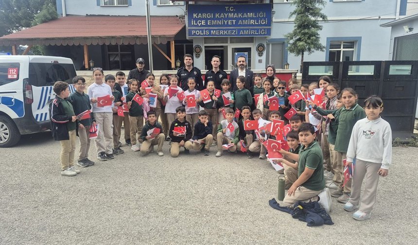 Kargılı öğrencilerden jandarma ve emniyete ziyaret