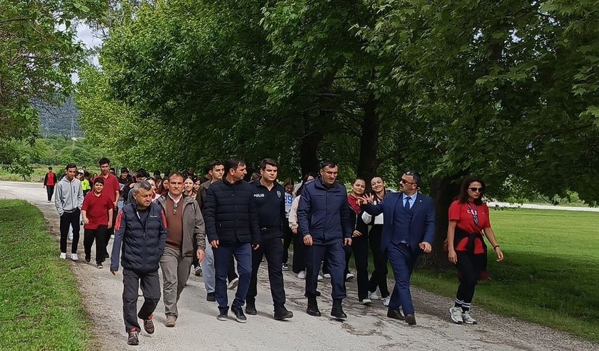 Kargı’da öğrenciler 19 Mayıs için doğa yürüyüşünde buluştu