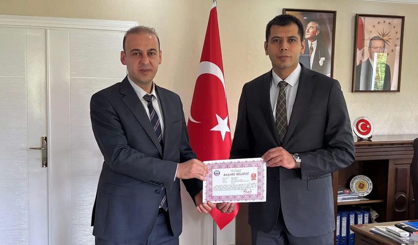 Kargı Kaymakamı Oğuzhan Akman’dan Hüsnü Kılpelit’e başarı belgesi