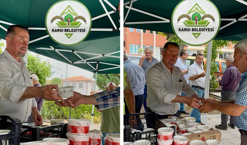 Belediye Başkanı Dereli aşure dağıttı