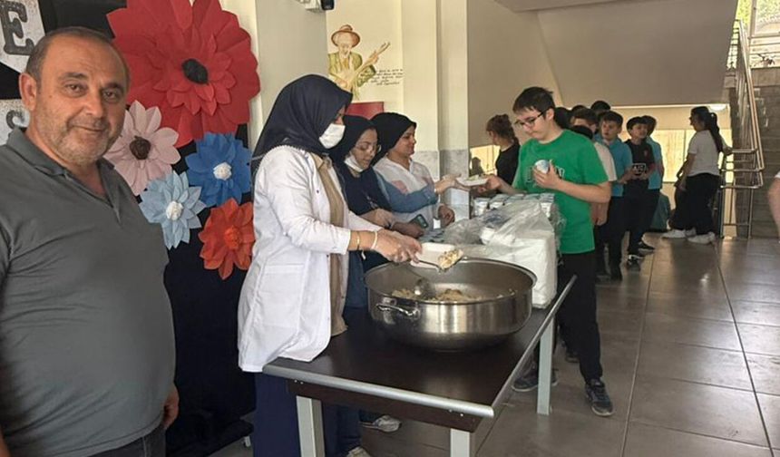 Yeni Mahalle Muhtarı Aksu'dan öğretmen ve öğrencilere pilav ikramı