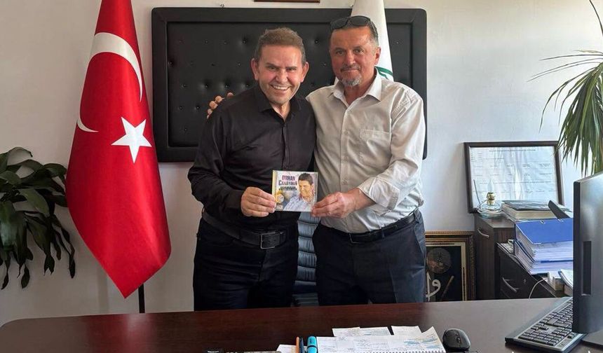 Sanatçı Orhan Canayakın, Başkan Dereli’ye yeni albümünü hediye etti