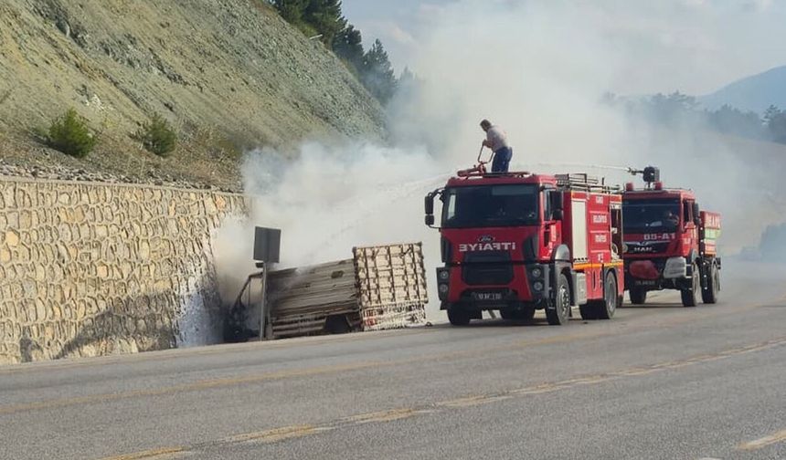 Seyir halindeki kamyonet alev aldı