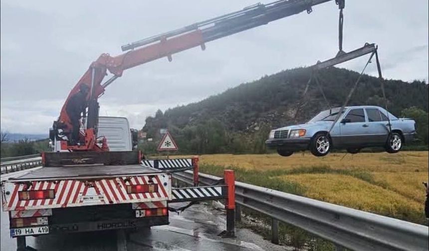 Otomobil Bariyerleri Aşıp Çeltik Tarlasına Uçtu!