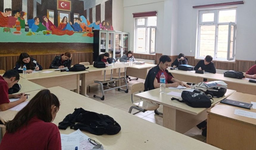 Öğrenciler YKS’ye MEBİ ile hazırlanıyor