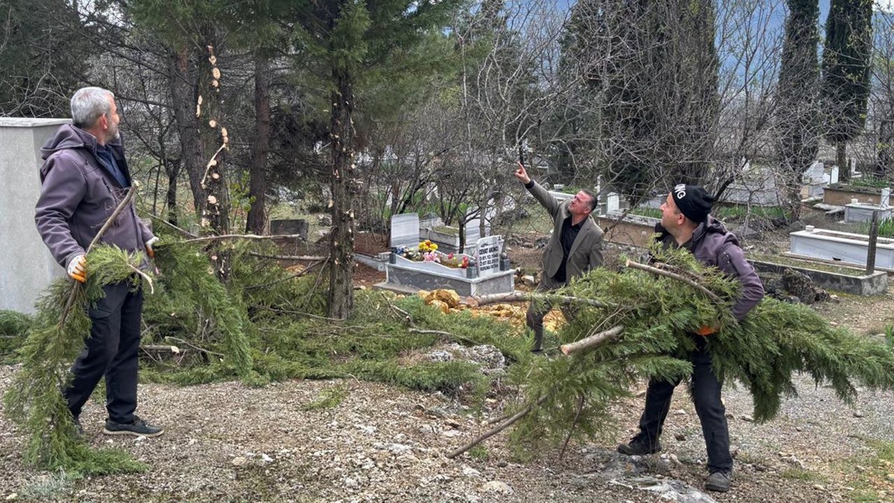 Kabristan’da bahar temizliği gerçekleştirildi