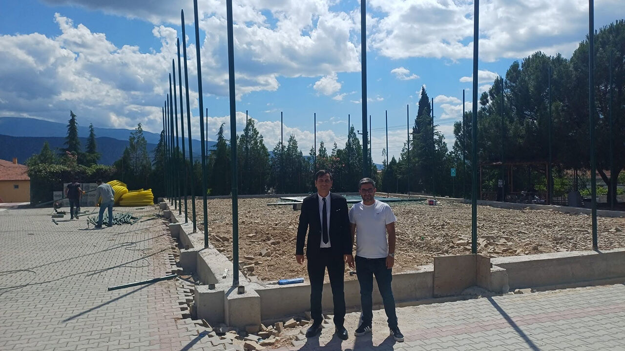 Kargı'da yapımı devam eden halı sahalar incelendi