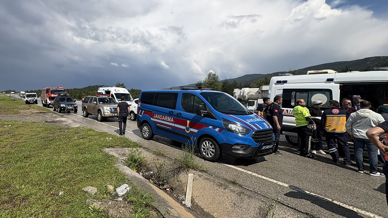Kamyonun çarptığı minibüsteki 5 kişi yaralandı
