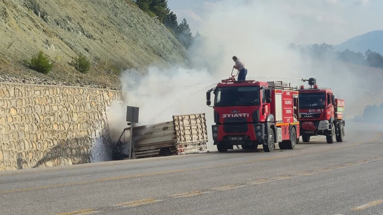 Seyir halindeki kamyonet alev aldı