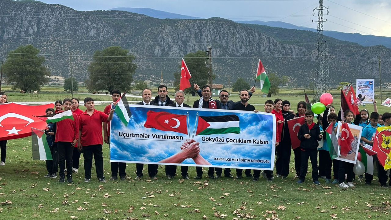 Filistinli çocuklar için yürüdüler: “Uçurtmalar Vurulmasın, Gökyüzü Çocuklara Kalsın”